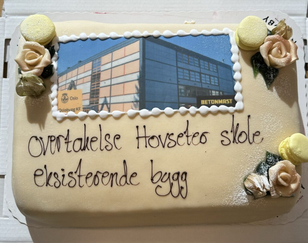 Kake med bilde og tekst "overtakelse hovseter skole eksisterende bygg